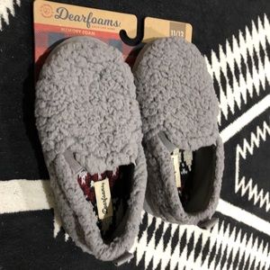 NWT- Dearfoams closed back slipper with memory foam